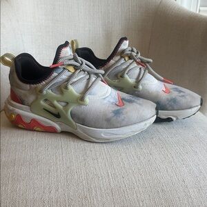 Nike tennis shoes (men’s 6.5/womens 8)